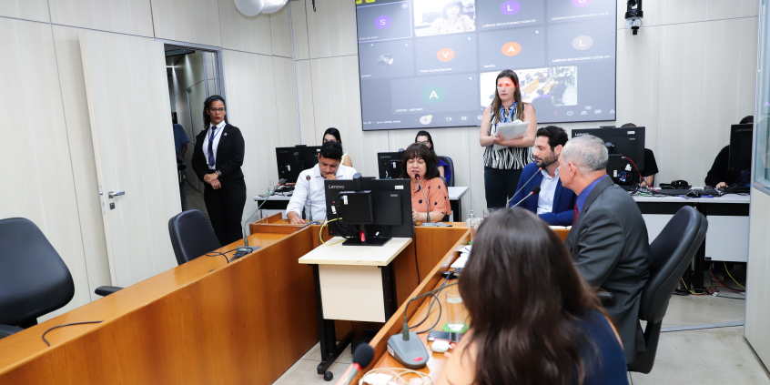 Vereadores reunidos no Plenário Camil Caram