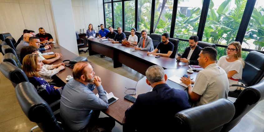 Vereadores estão assentados em mesa em formato de U na sala de Interlocução da Presidência