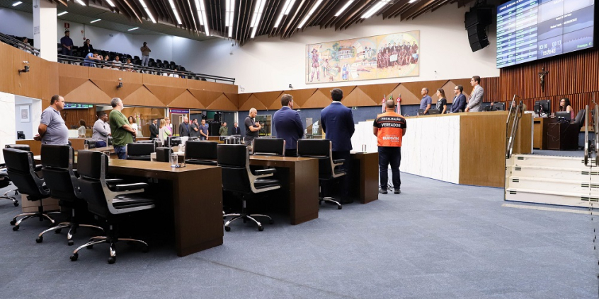 Vereadores em posição de respeito ao minuto de silêncio em homenagem a Leonardo Maciel