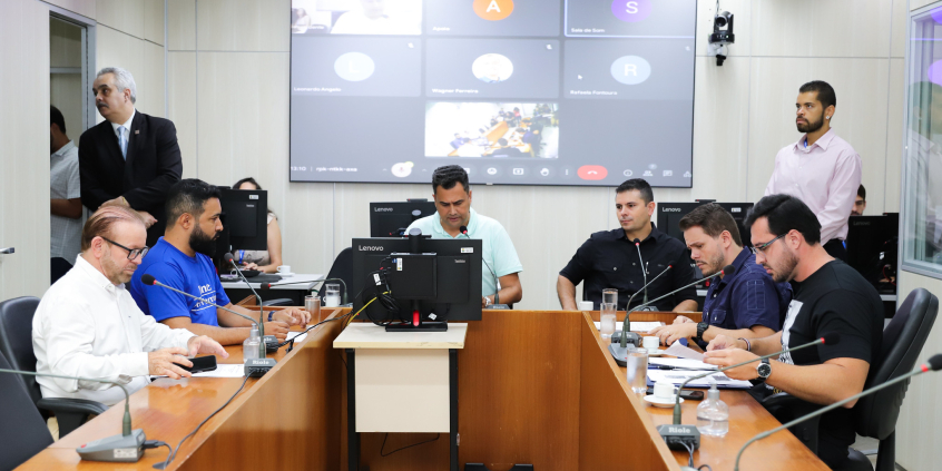 Vereadores assentados no Plenário Camil Caram em reunião da comissão especial