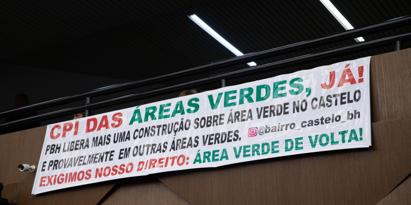 Faixa de protesto contra desafetação de áreas verdes no Bairro Castelo estendida durante reunião na CMBH