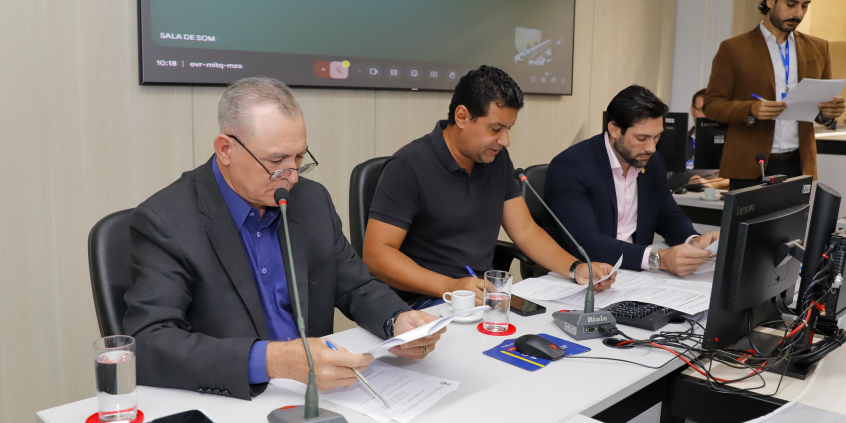 Vereadores assentados no Plenário Helvécio Arantes em reunião da comissão