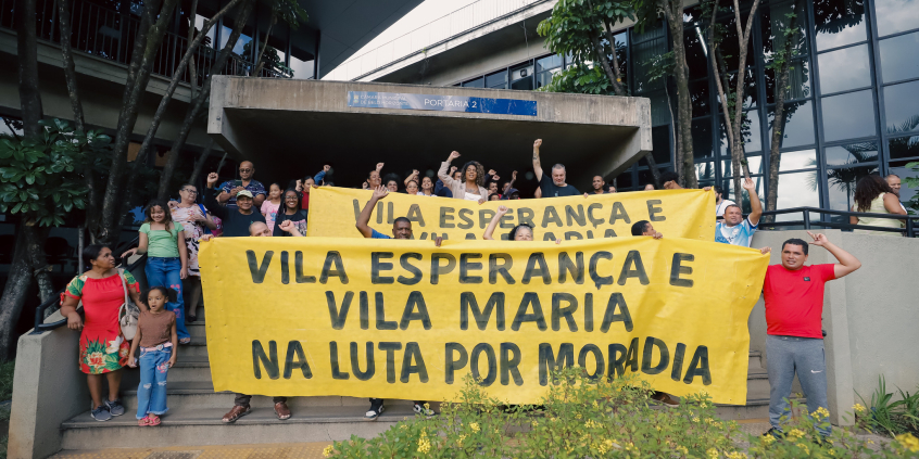 Moradores das vilas exibem faixas de protesto em frente à Câmara Municipal