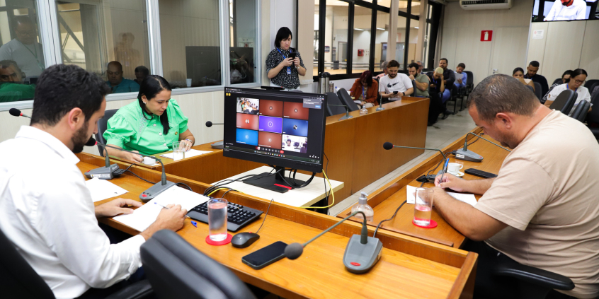 imagem do plenário camil caram durante reunião da comissão de legislação e justiça