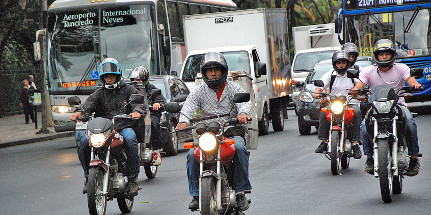motociclistas trafegam em avenida de belo horizonte