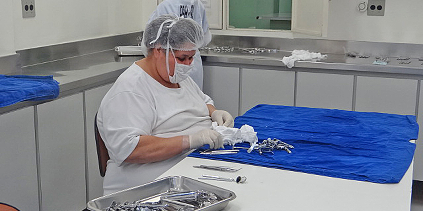 Enfermeira manipula materiais de saúde
