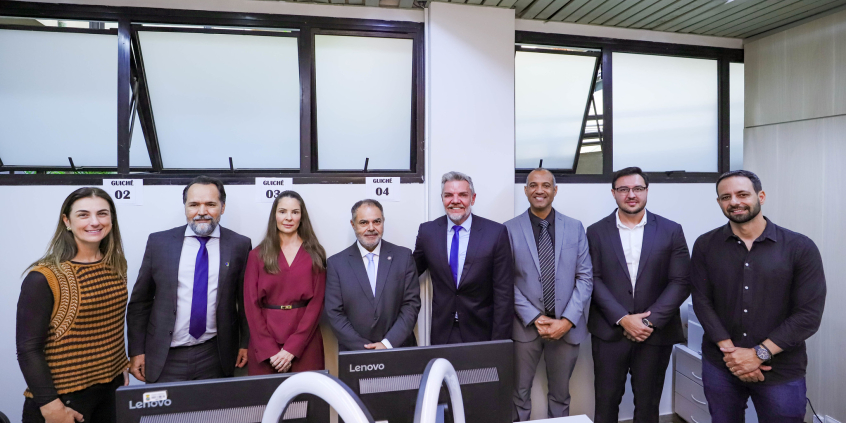 Professor Juliano Lopes, Ramom Tácio de Oliveira e outros convidados do evento de inauguração posam para a foto lado a lado