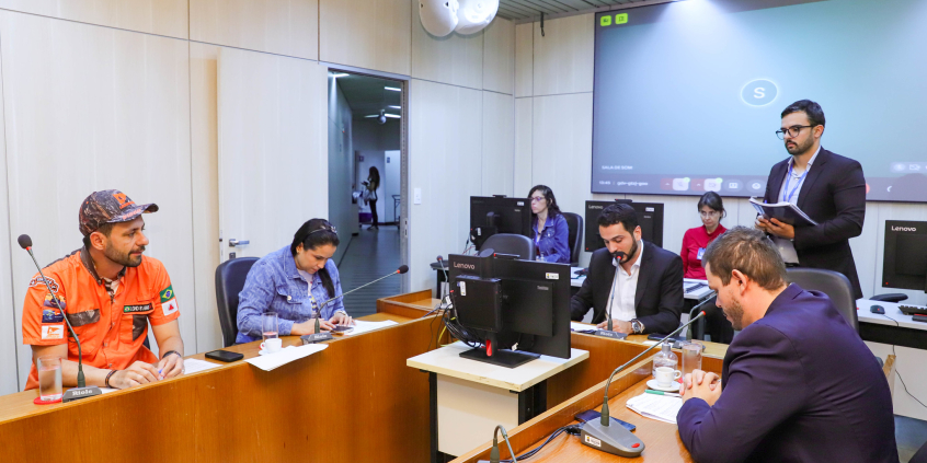 parlamentares presentes no plenário camil caram durante reunião da comissão de legislação e justiça
