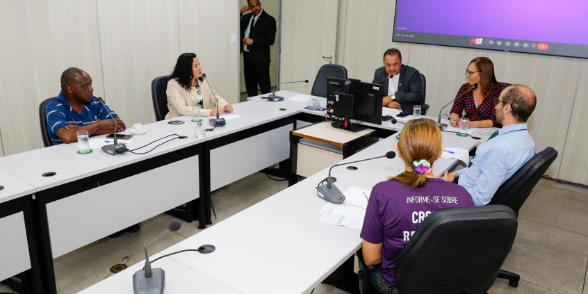 Vereadores e convidados no Plenário Helvécio Arantes