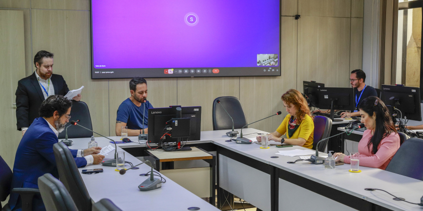 Vereador Osvaldo Lopes (REPUBLICANOS), Vereador Wanderley Porto (PRD), Vereadora Luiza Dulci (PT), Vereadora Janaina Cardoso (UNIÃO) no Plenário Helvécio Arantes