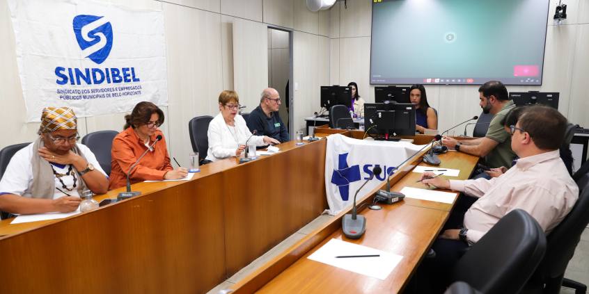 parlamentares e participantes presentes em audiência pública na câmara municipal de bh