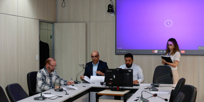 parlamentares presentes em reunião da comissão de saúde e saneamento