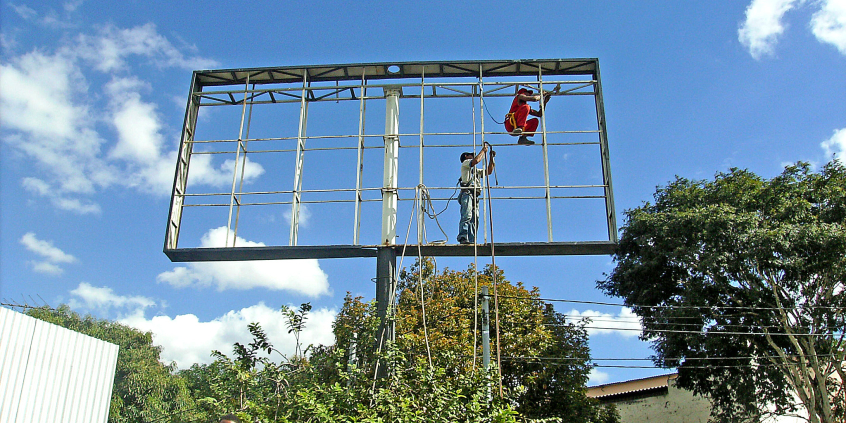 imagem de instalação de outdoor em via pública de belo horizonte