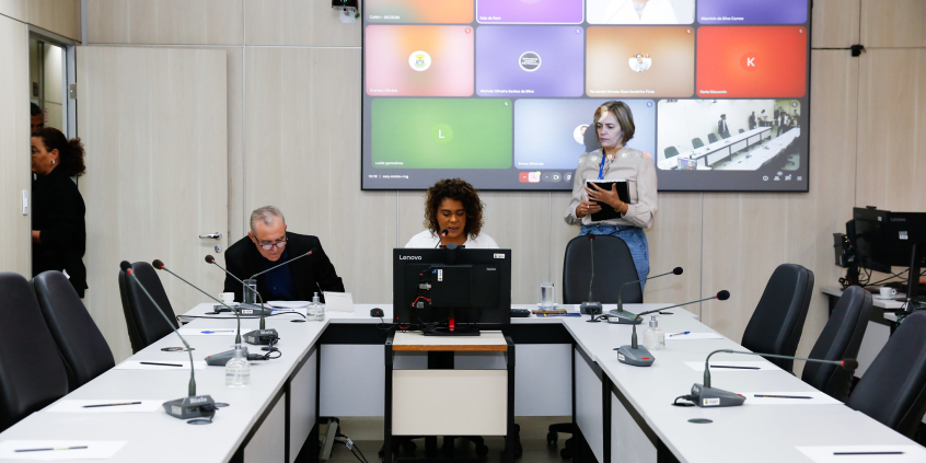 parlamentares presentes em reunião de comissão na câmara de bh