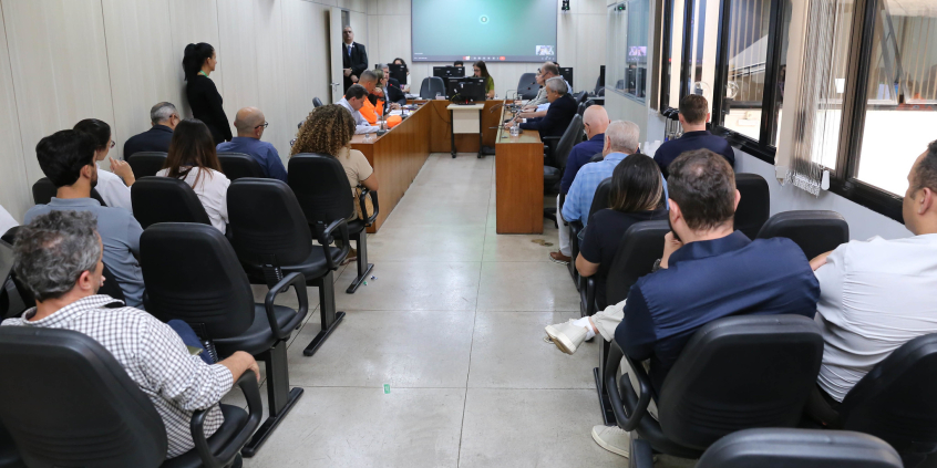 parlamentares e participantes presentes em audiência pública na câmara municipal de bh