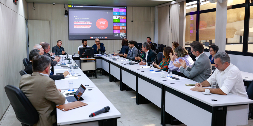 Vereadores e convidados no Plenário Helvécio Arantes