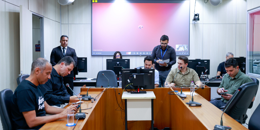 parlamentares presentes em reunião de comissão na câmara de bh