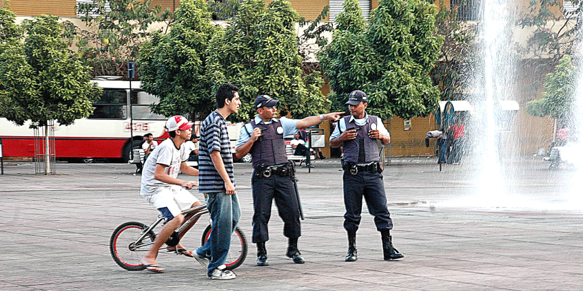 Guardas municipais orientam cidadãos