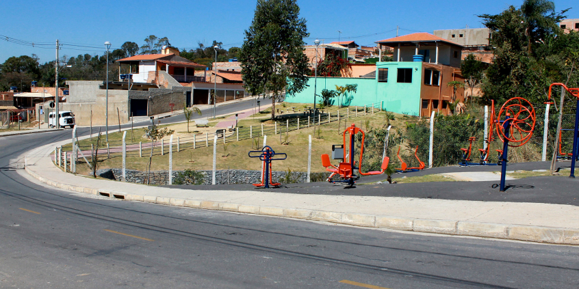 Praça em Belo Horizonte com equipamentos públicos de academia