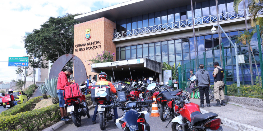 Motociclistas em protesto na frente da Câmara Municipal de Belo Horizonte