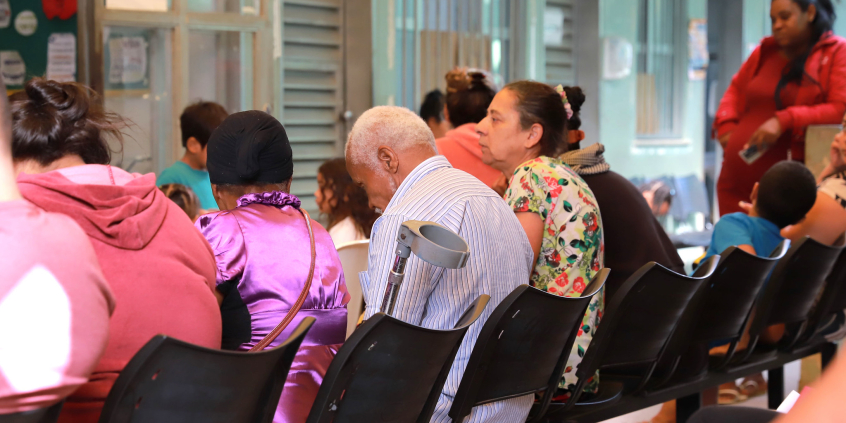 pessoas sentadas na recepção de centro de saúde