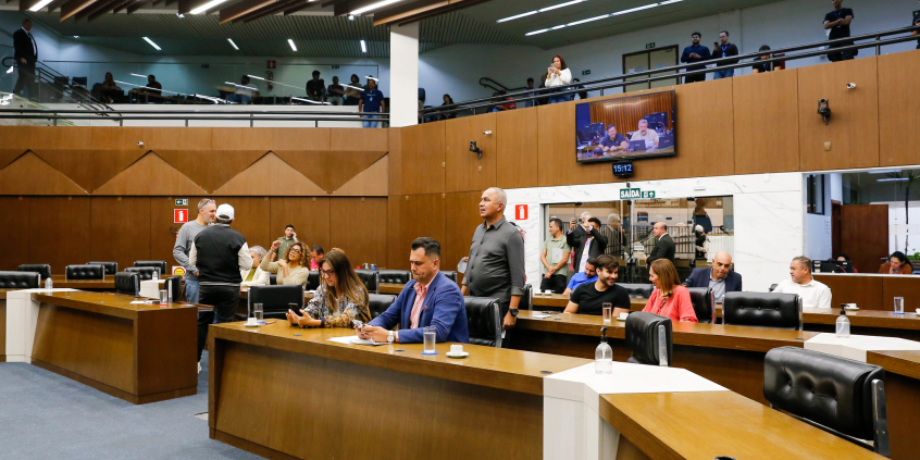 parlamentares presentes no plenário da câmara de bh