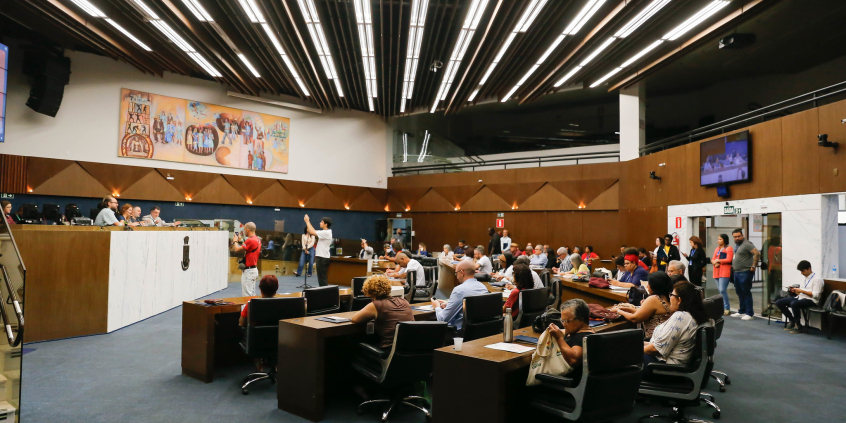 parlamentares e participantes presentes em reunião na câmara municipal de bh