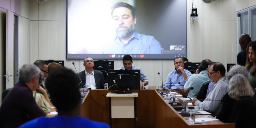 Vereadores no Plenário Camil Caram, com telão ao fundo