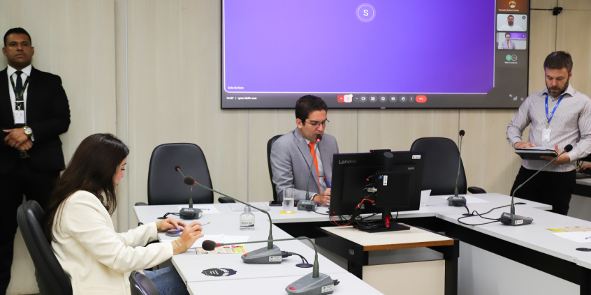 Vereadores no Plenário Helvécio Arantes