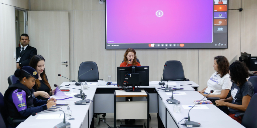 Vereadores e convidados no Plenário Helvécio Arantes