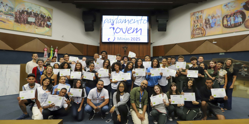 participantes do parlamento jovem no encerramento da vigésima primeira edição do programa
