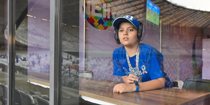 Menino observa partida da sala sensorial do estádio Mineirão