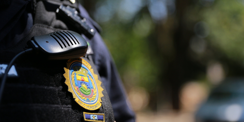 Imagem do emblema da Guarda Municipal na farda do agente