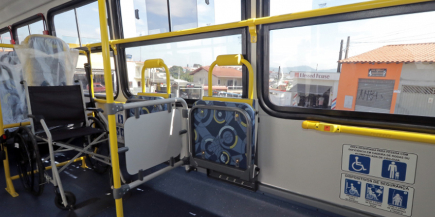 interior de ônibus municipal com cadeira preferencial amarela