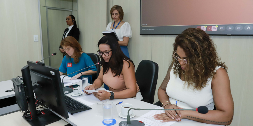 Vereadoras Luiza Dulci (PT), Loíde Gonçalves (MDB) e Juhlia Santos (Psol) sentadas no Plenário Helvécio Arantes