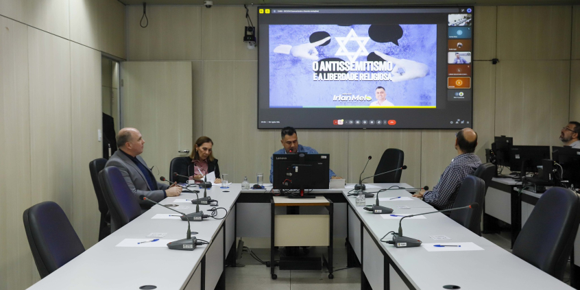 parlamentares e participantes presentes em audiência pública na câmara municipal de bh