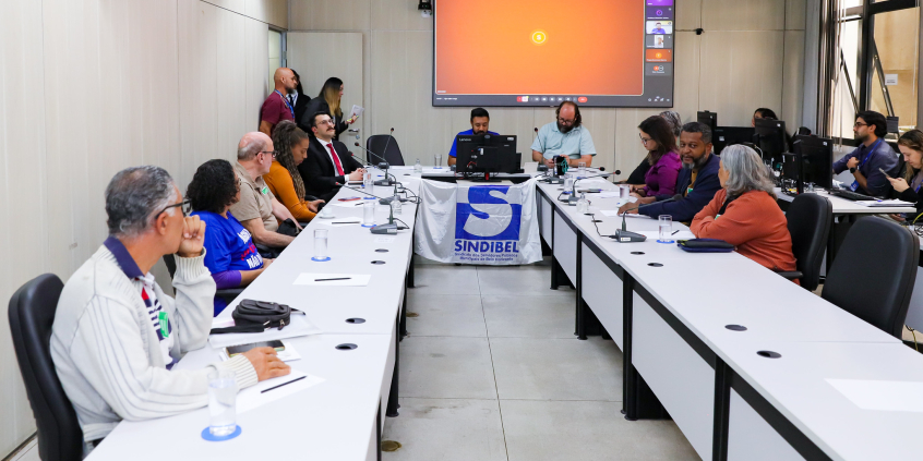 Vereadores e convidados da audiência pública no Plenário Helvécio Arantes