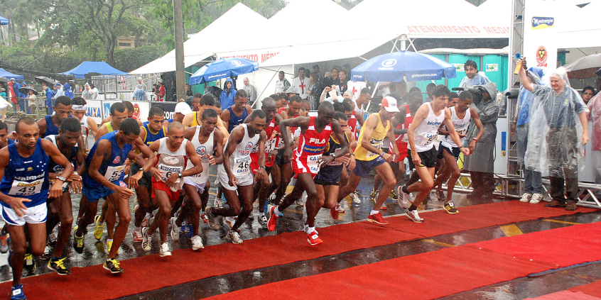 participantes de corrida de rua na linha de largado do evento