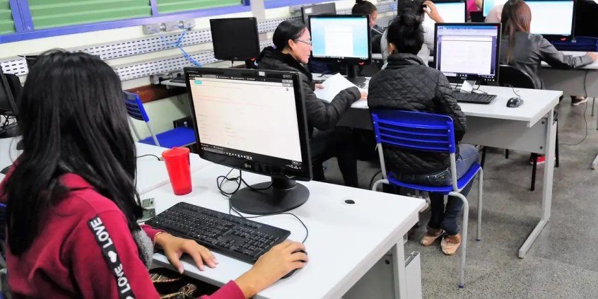 crianças e adolescentes usam computador