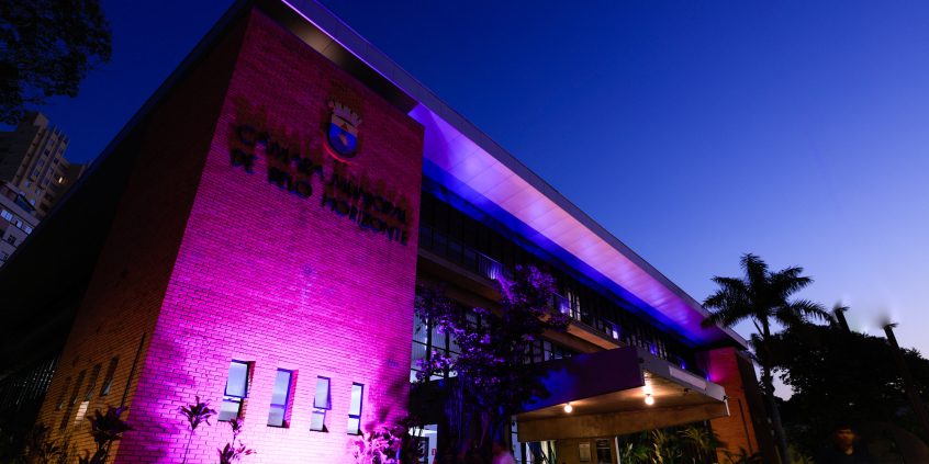 fachada da câmara municipal iluminada na cor roxa