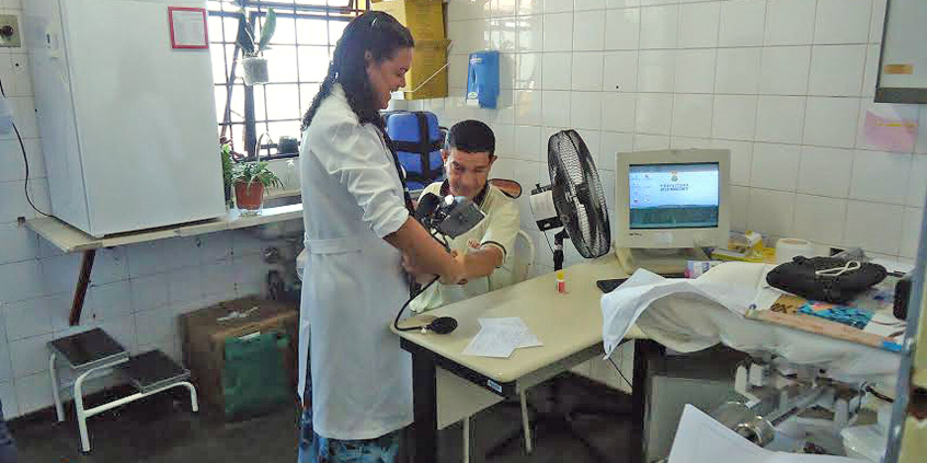 Profissional de saúde atende homem