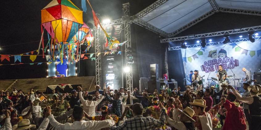 Pessoas dançam quadrilha junina em evento em BH