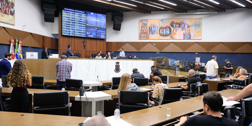 parlamentares presentes em reunião plenária da câmara de bh