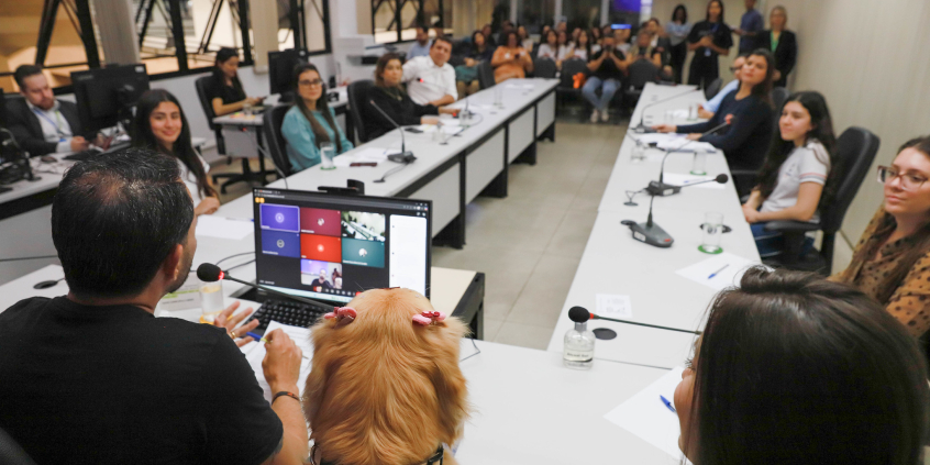 parlamentares e participantes presentes em audiência pública na câmara municipal de bh