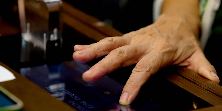 Mão de vereador votando durante Plenário da CMBH