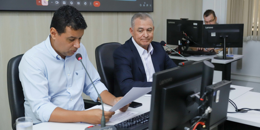 parlamentares presentes em reunião de comissão