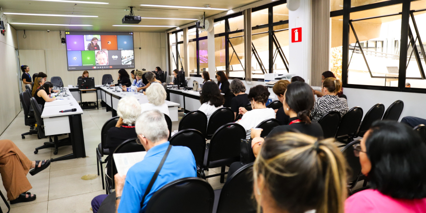 Vereadores e convidados no Plenário Helvécio Arantes