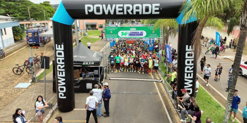 Corredores aguardam largada em prova de rua