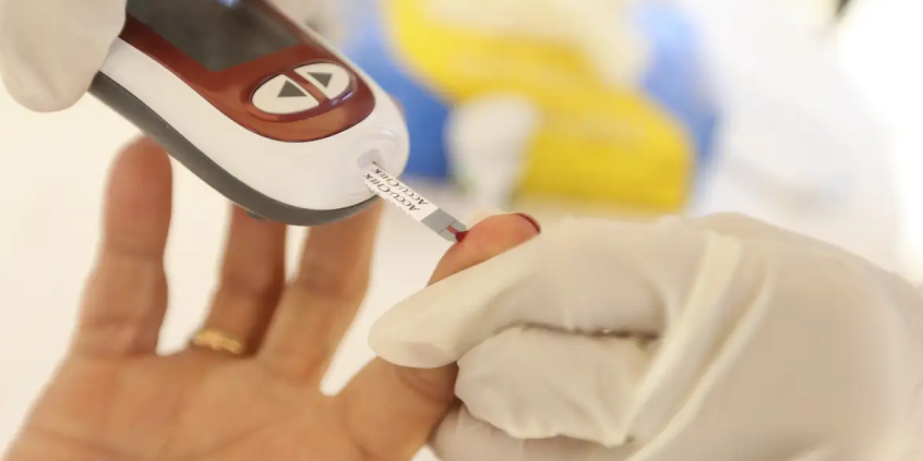paciente faz medição de glicose