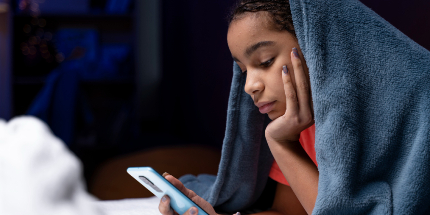 criança com celular na mão